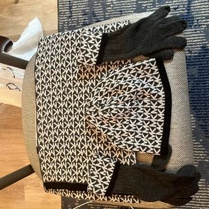Michael kors scarf hat and gloves, never worn, but a really nice set.